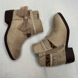 Suede Toddler Girl Boots. Size 9 in Toddler Girls